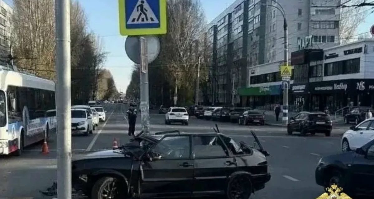 В Ульяновске машина с 18-летним водителем сбила трёх пешеходов и врезалась в опору